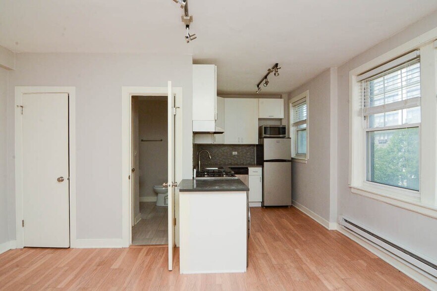 Building Photo - 511 W Belmont Ave