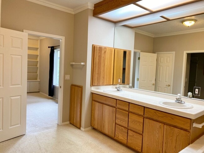 Building Photo - Beautiful custom home in Lakeshore Estates