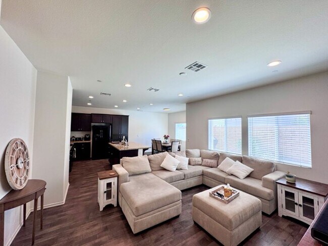 Building Photo - Beautiful 3 bedroom Town house available f...