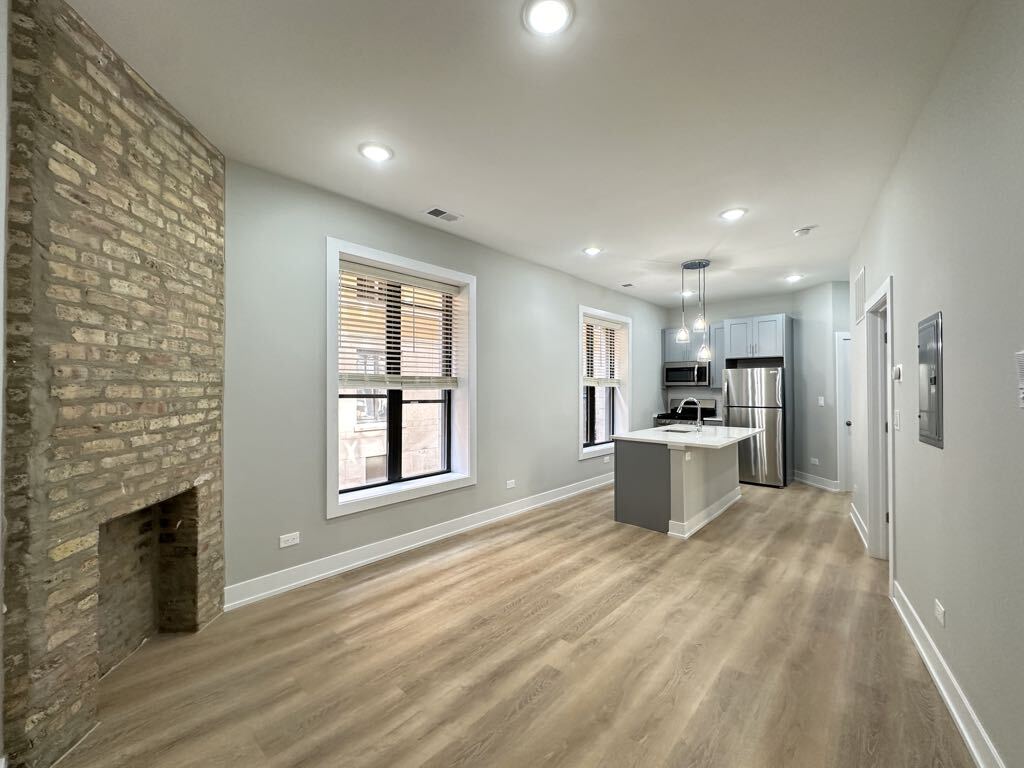 Building Photo - 451 W Belden Ave
