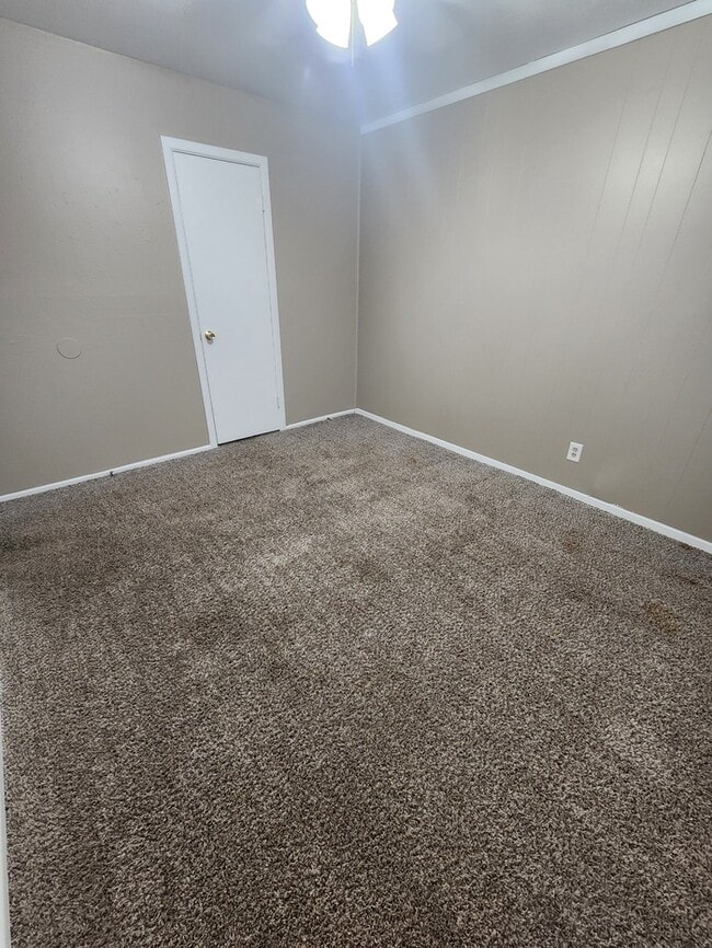 Building Photo - 3 bed 2 bath home, move in ready!