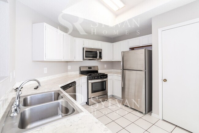 Building Photo - Fall in love with this 3 bedroom, 2 bathro...