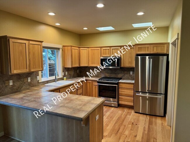 Building Photo - Immaculate Westside Home in the Pine Trees