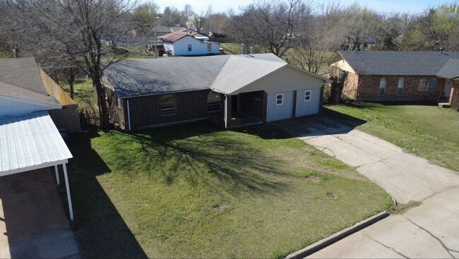 Building Photo - Charming 5 Bedroom House