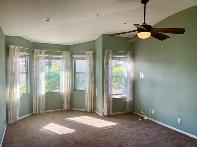 Building Photo - Great Escondido Rental