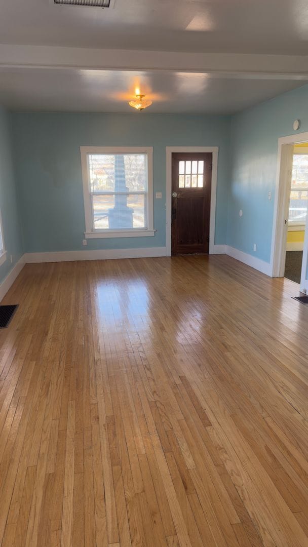 Building Photo - 2 Bed 1 Bath Home Near Lincoln Park