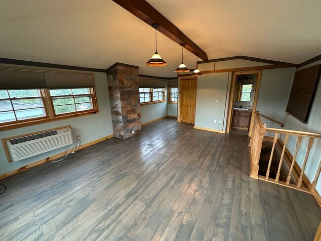 Building Photo - Beautiful Manitou Home With Sweeping Mount...