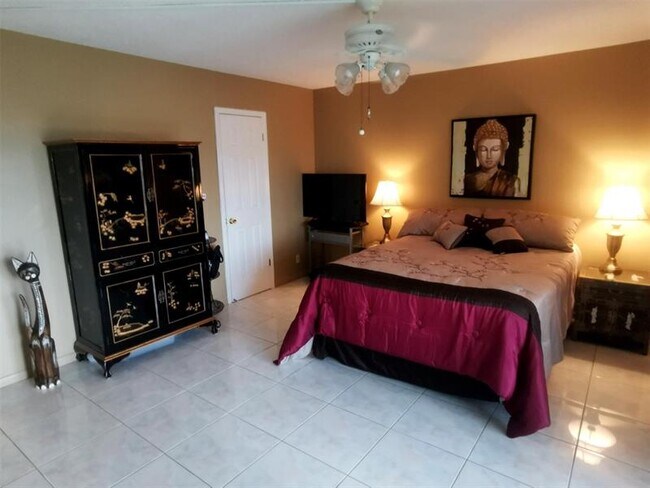 Building Photo - 4010 Swansea Crescent