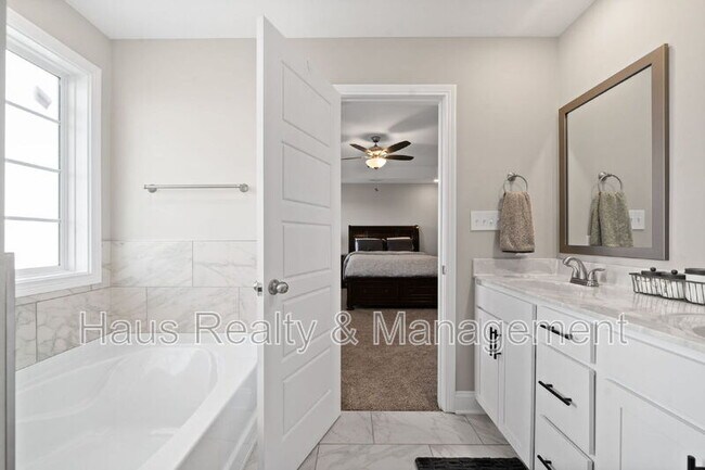 Building Photo - 764 Lillian Grace Dr
