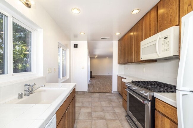 Building Photo - Wonderfully Located 3 Bed, 1 Bath Home- Close to Michell Park + Library, Shops, and More!