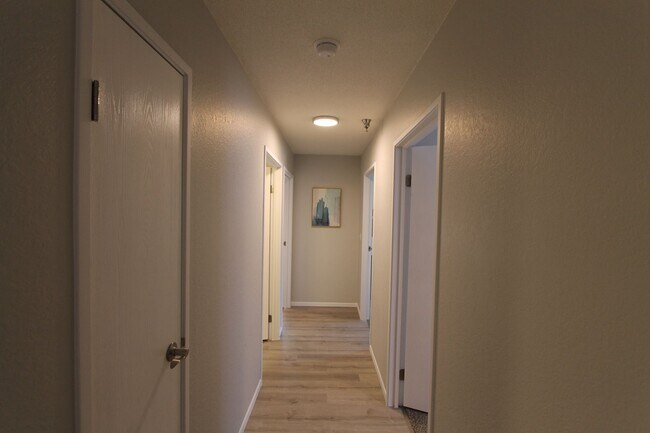 Building Photo - Spacious first floor one bedroom with mode...