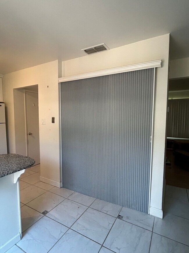 Building Photo - 8915 Salmon Falls Dr