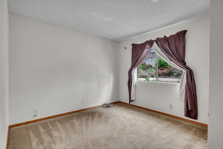 Building Photo - 3825 Skycrest Dr