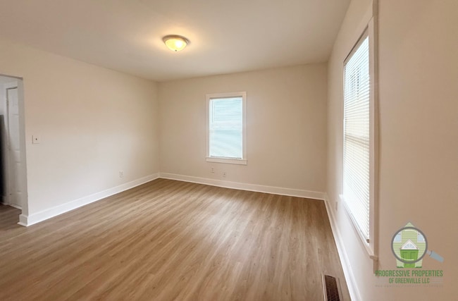 Building Photo - 1206 W Bramlett Rd