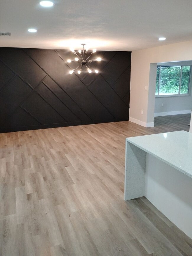 Building Photo - Upgraded 4 Bedroom in Deland - Available Now!