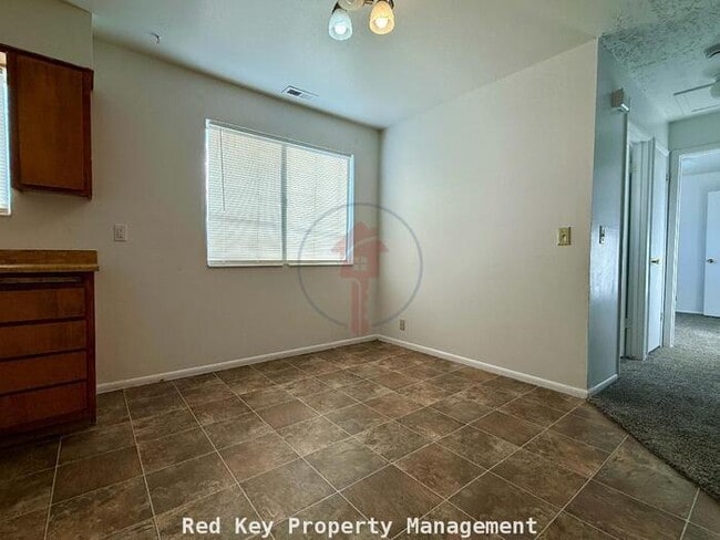 Building Photo - Noble Rd. Duplex