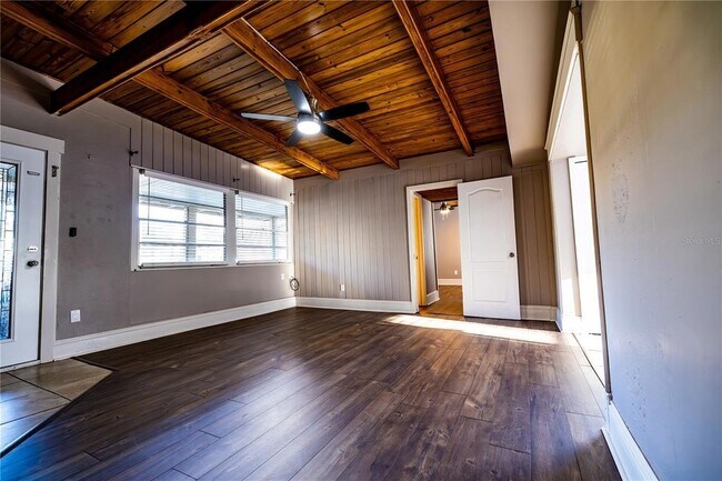 Building Photo - 2026 Sunset Ln