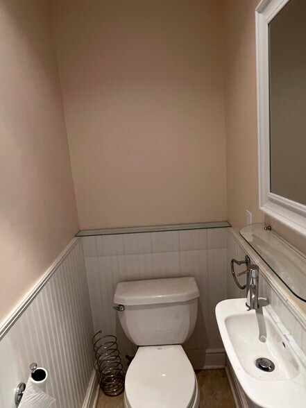 Powder room - 1721 McCullough St