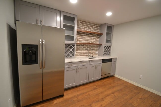 Building Photo - 5 Bed 3.5 Bath 3 Car Garage with AC