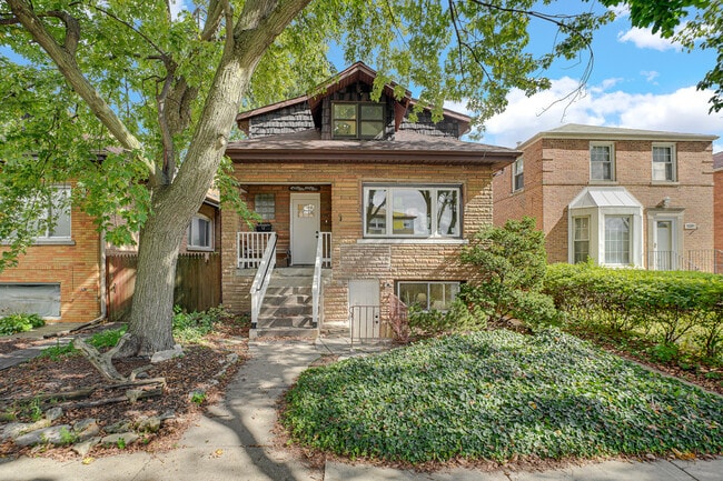 Building Photo - 2541 N 76th Ave