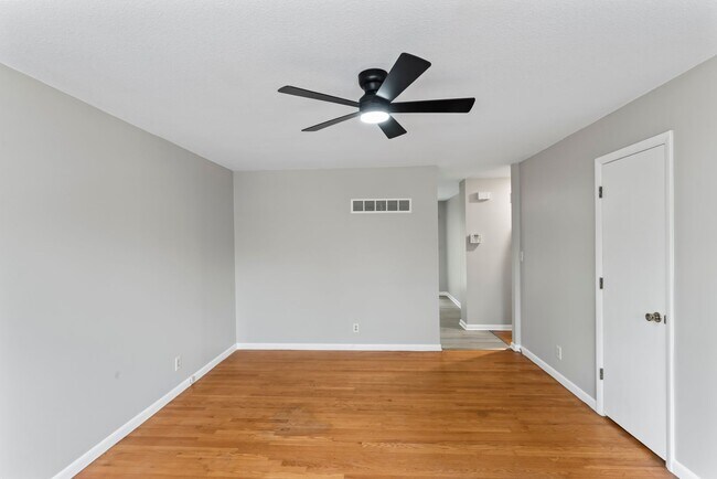 Building Photo - Modern Comfort in Independence, MO – 3-Bedroom Duplex! $1295.00