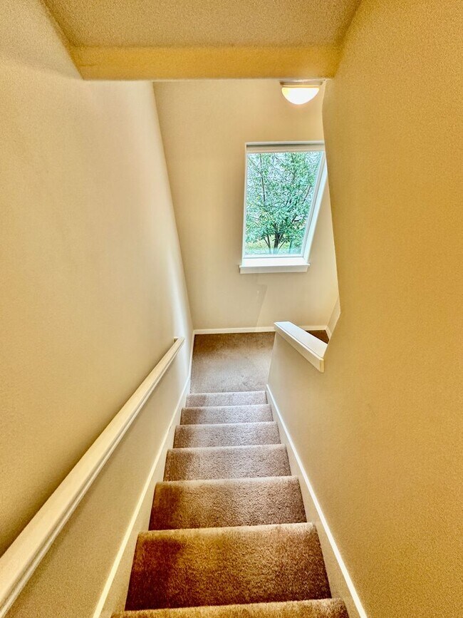 Building Photo - Beautiful 6-bedroom 4-bathroom home in an upscale neighborhood in the Sexton Mountain section of ...