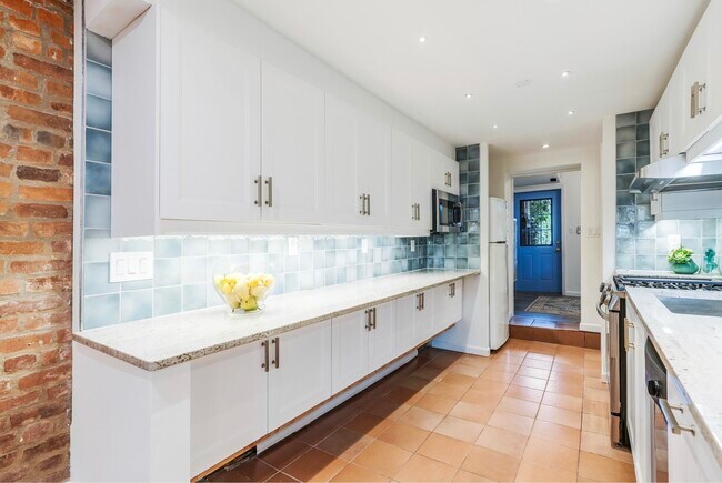 Building Photo - 209.5 4th St