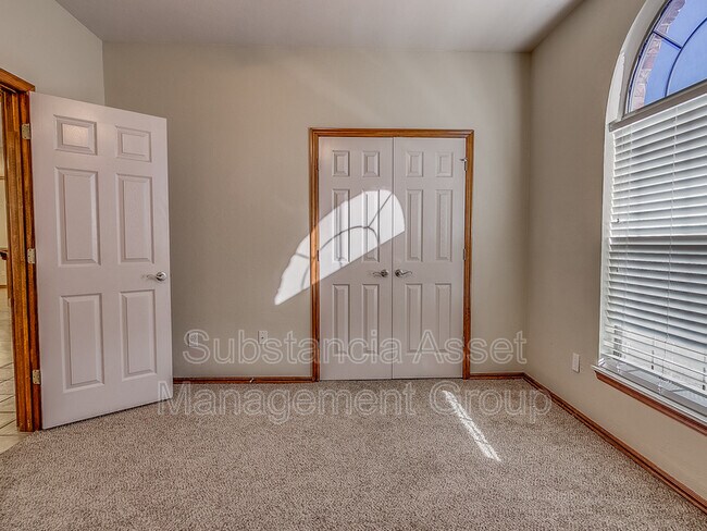 Building Photo - 901 NE 26th Ct