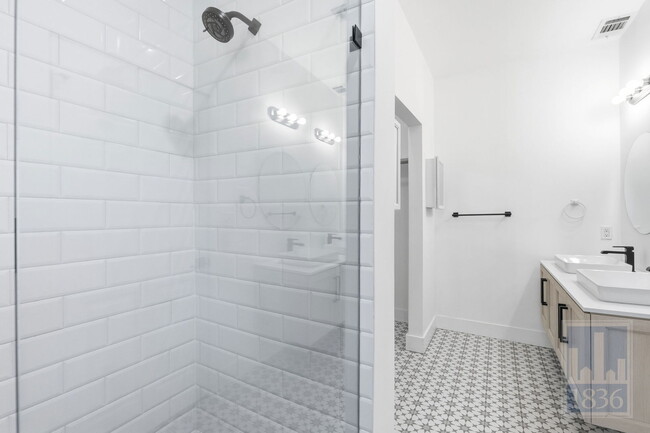 Building Photo - 1116 Lott Ave