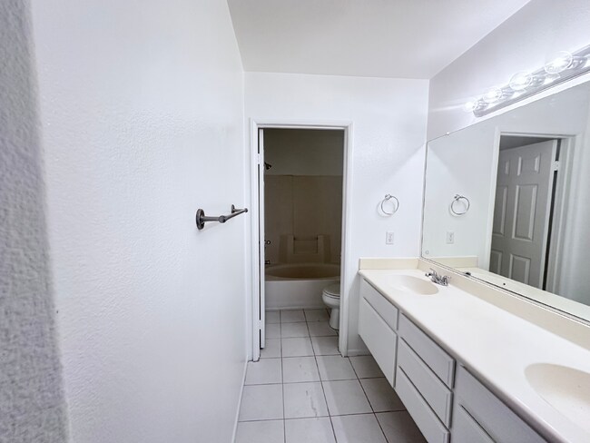 Building Photo - "Charming 2-Bed, 2-Bath Condo with Cozy Fireplace in Prime Stevenson Ranch Location!"