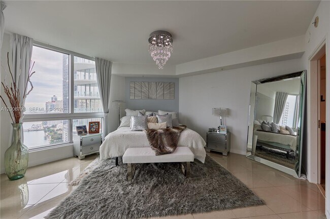 Building Photo - 300 S Biscayne Blvd