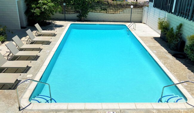 Building Photo - Barrier Reef Studio Condo Close to the Bea...