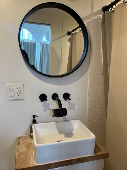 Building Photo - 1341 1/2 Lilac Ter