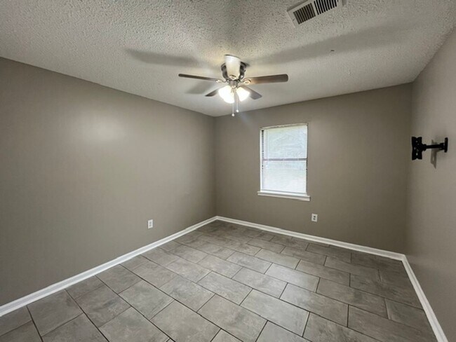 Building Photo - Renovated 3 Bedroom 1 Bath Home for Rent!!