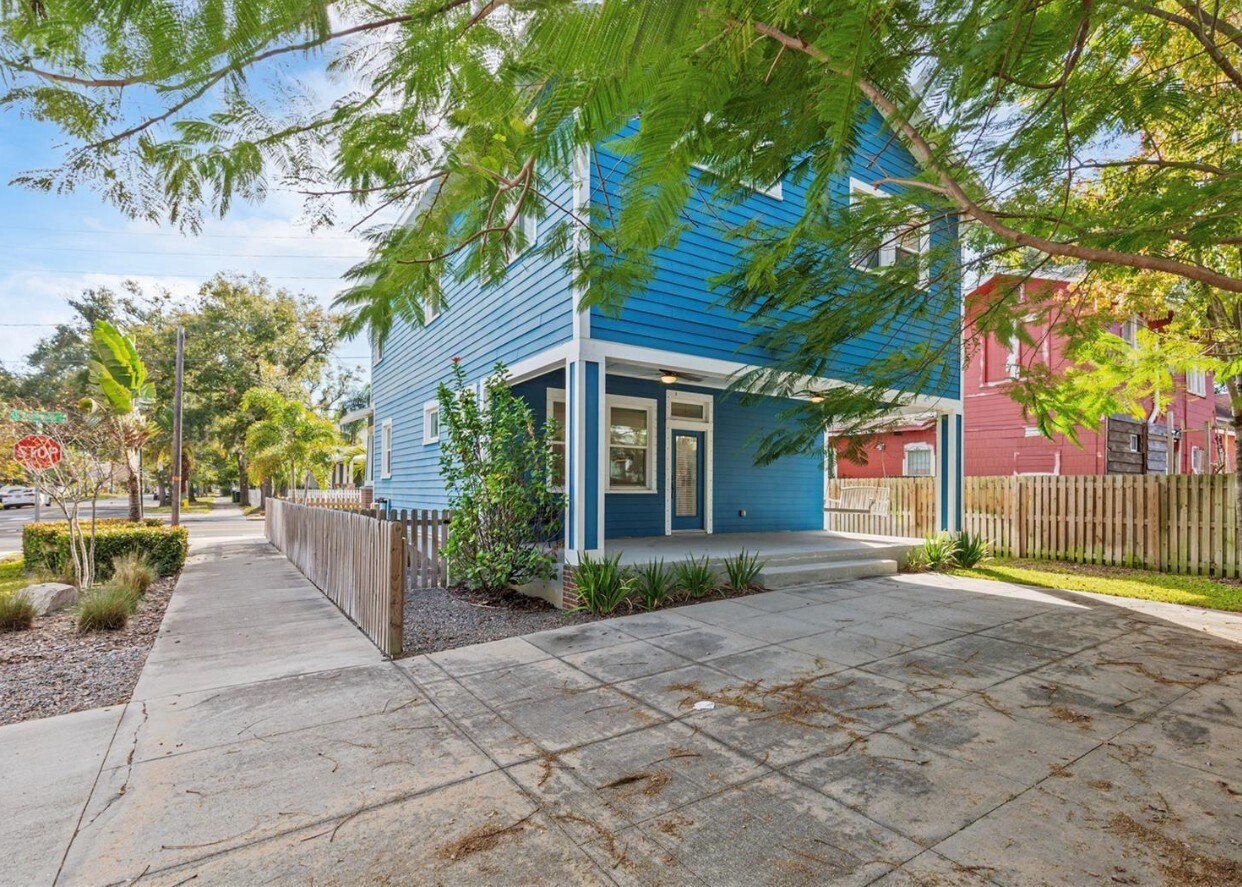 Building Photo - 214 E Floribraska Ave