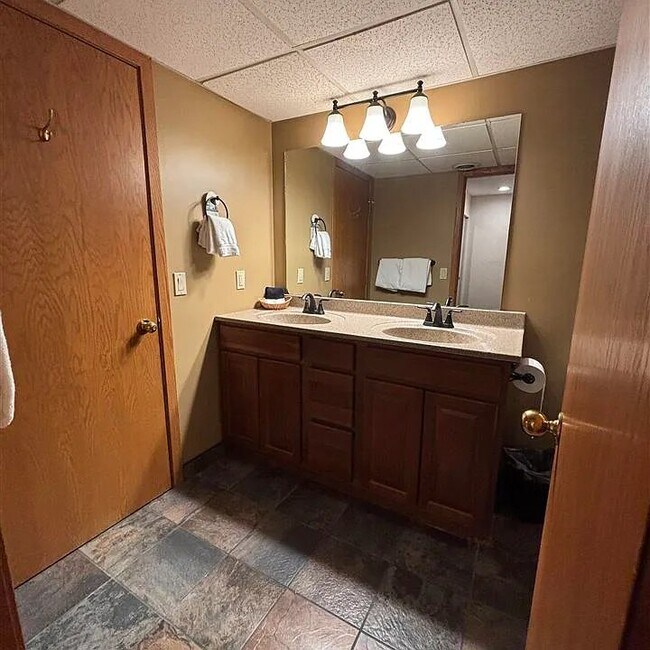 Building Photo - 5620 Highlands Dr