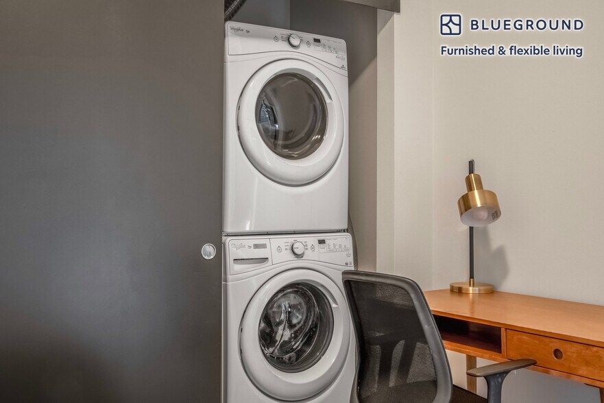 Building Photo - 15566 NE 22 Pl