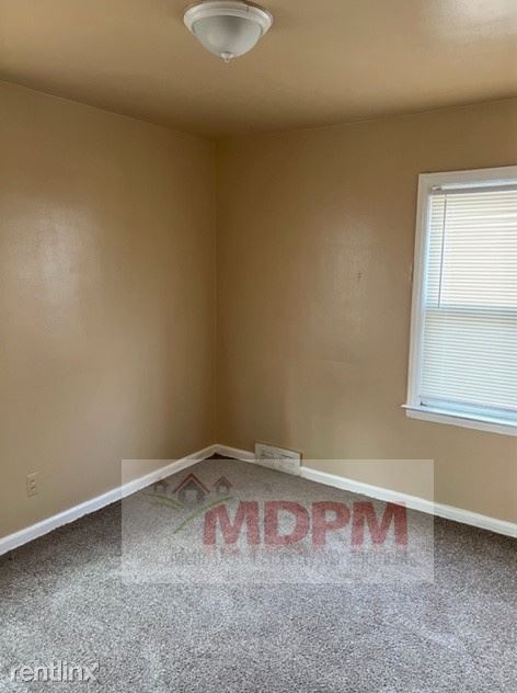 Building Photo - 3 br, 1 bath House - 18261 Stahelin Ave