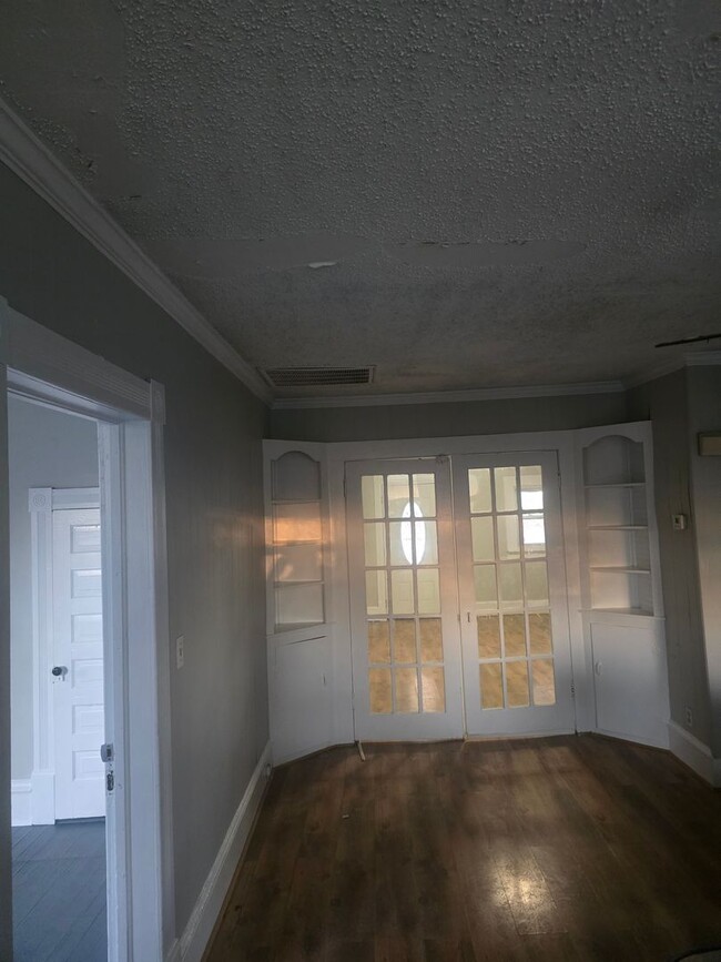 Building Photo - Charming Home