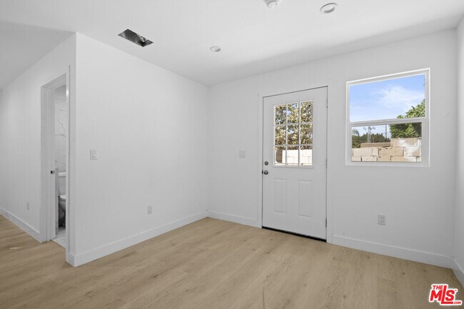 Building Photo - 934 S Mott St