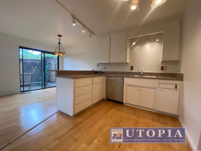 Building Photo - Charming 3 bed, 1.5 bath home in Live Oak, close to the beach and local markets