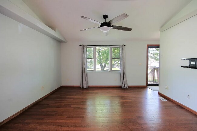 Building Photo - 703 8th St