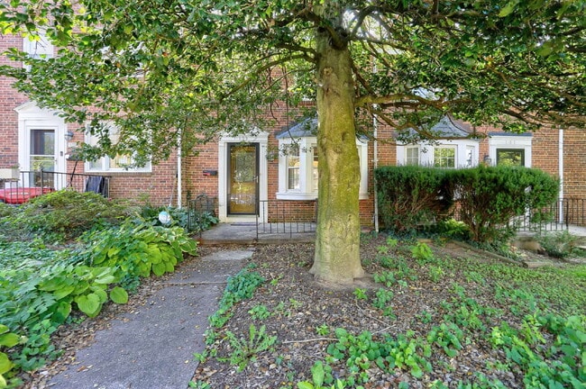 Building Photo - (3BD/2BA) Fabulous Rodgers Forge Townhome