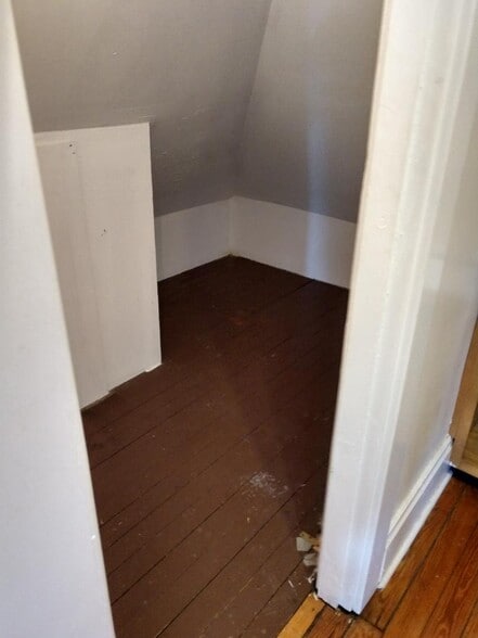 storage area in unit - 1528 Quarrier St