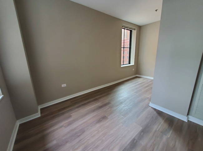 Building Photo - 1 bedroom in Chicago IL 60606