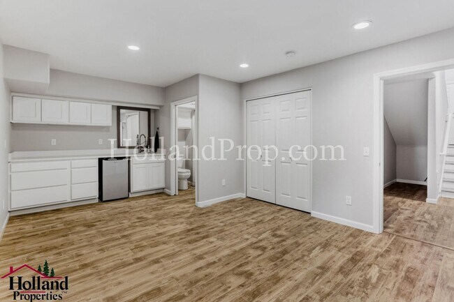 Building Photo - Beautiful 3-Level Hillsboro Townhouse in Quiet Cul-de-sac!