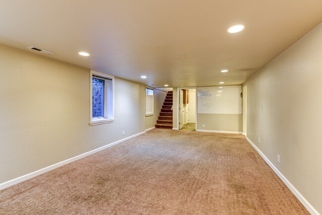 Building Photo - Pre-Lease August 2026; Large 5 Bedroom 3 B...