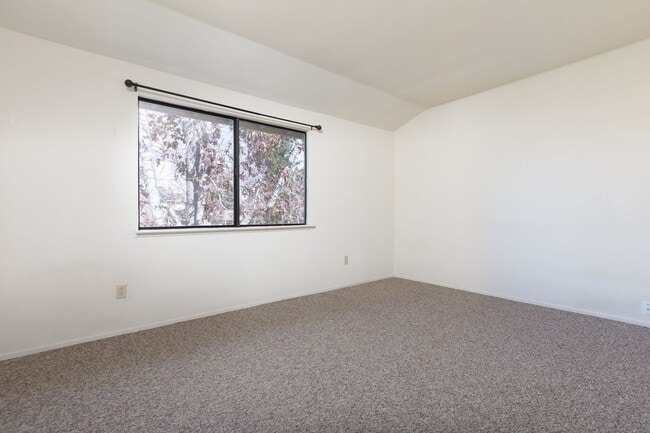 Building Photo - Live Oak Townhome – Completely Renovated & Move-In Ready!