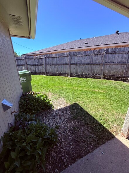 Building Photo - 204 Lanham Ct