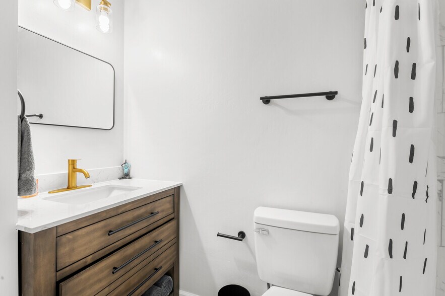 Bahtoom 2 - 2207 N 28th Pl
